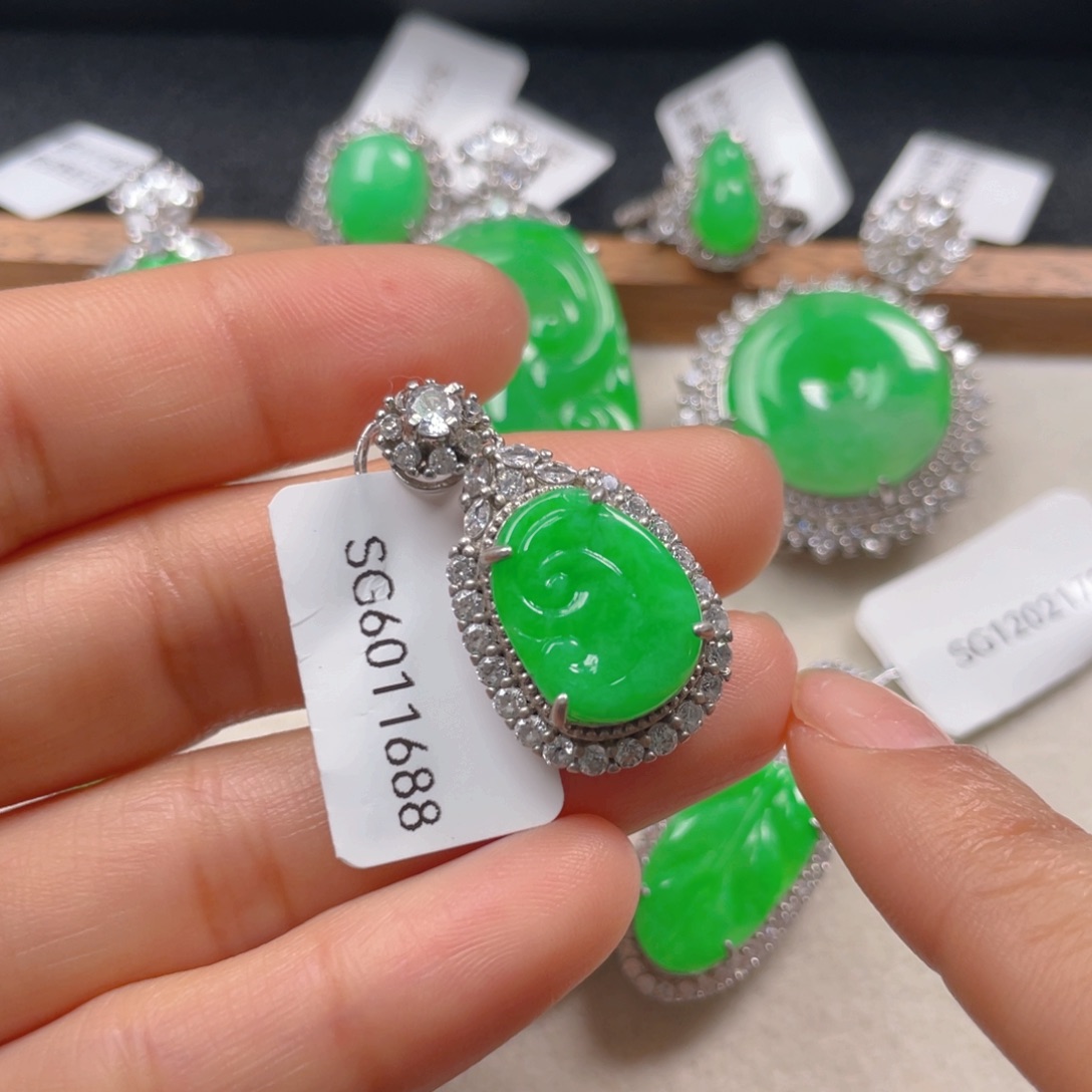 翡翠颈饰银S925镶嵌翡翠