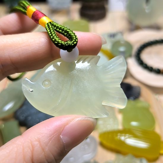 蛇纹石玉未镶嵌颈饰