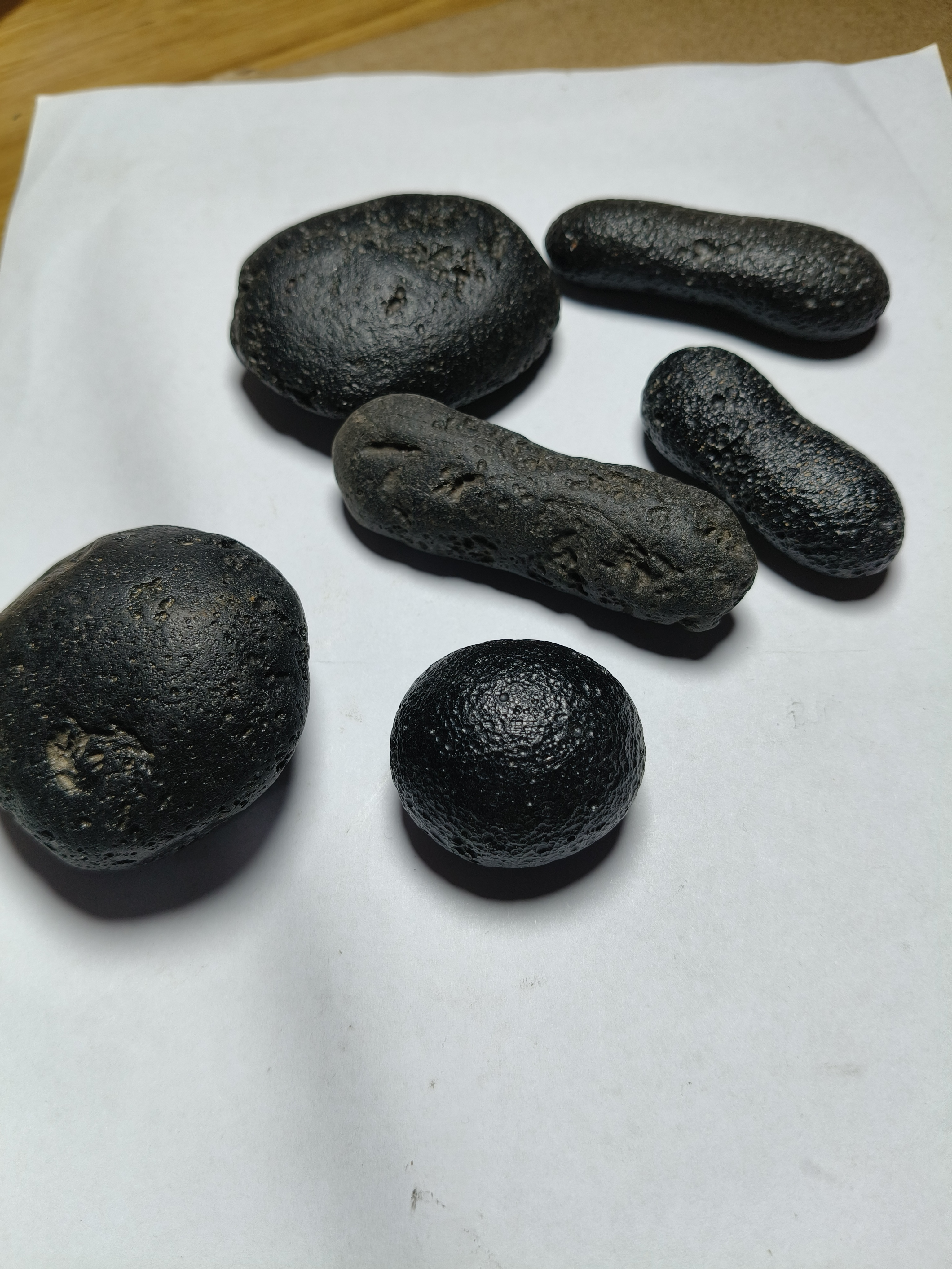 雷公墨玻璃原石重约400克。