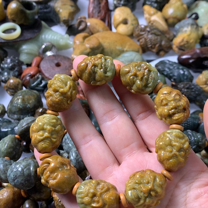 未镶嵌岫岩河磨玉（透闪石质玉）把件
