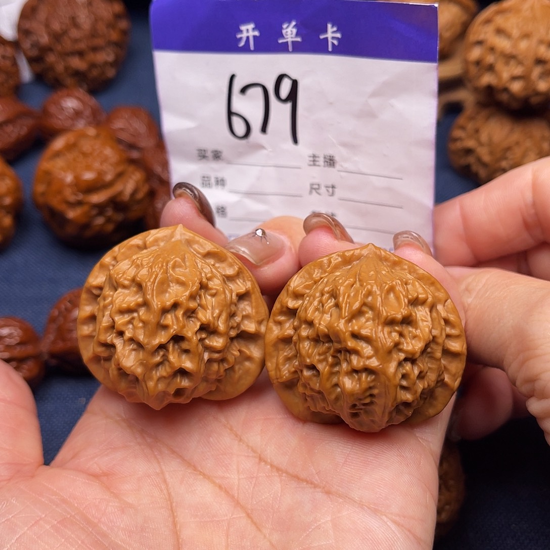 文玩核桃吊坠瓷娃娃39