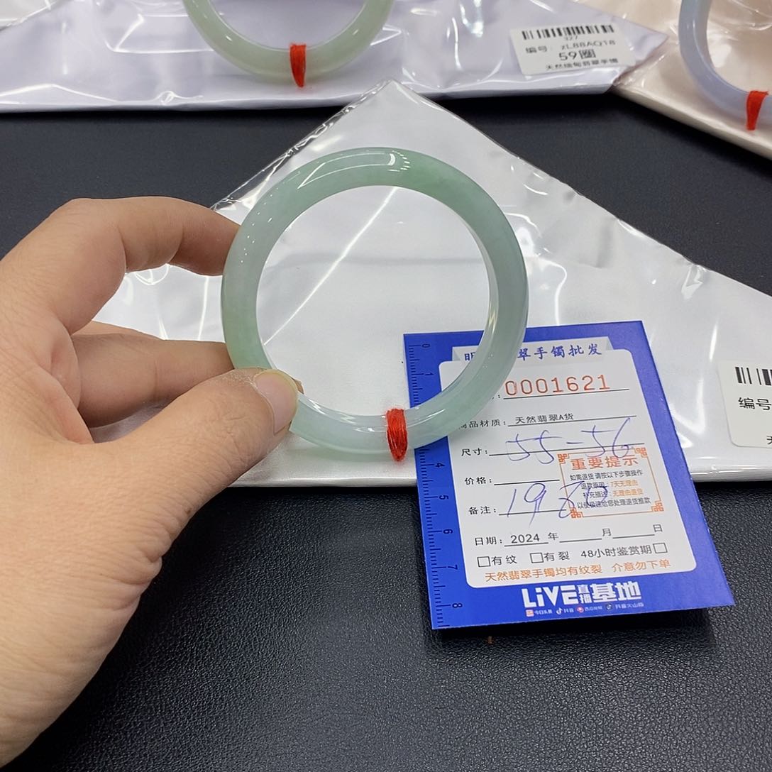 翡翠手镯未镶嵌翡翠手镯