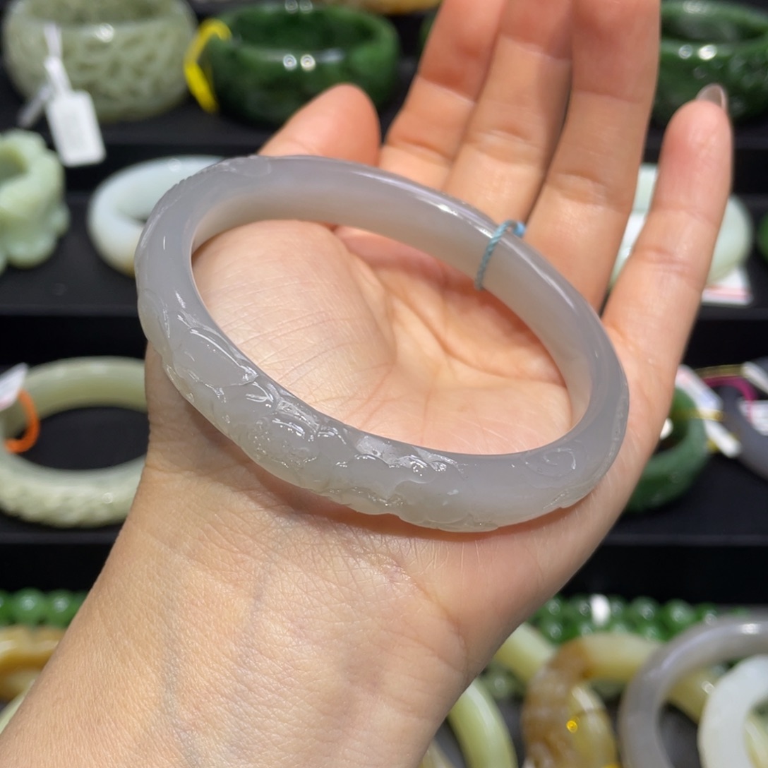 和田玉手镯61圈口 编号45未镶嵌