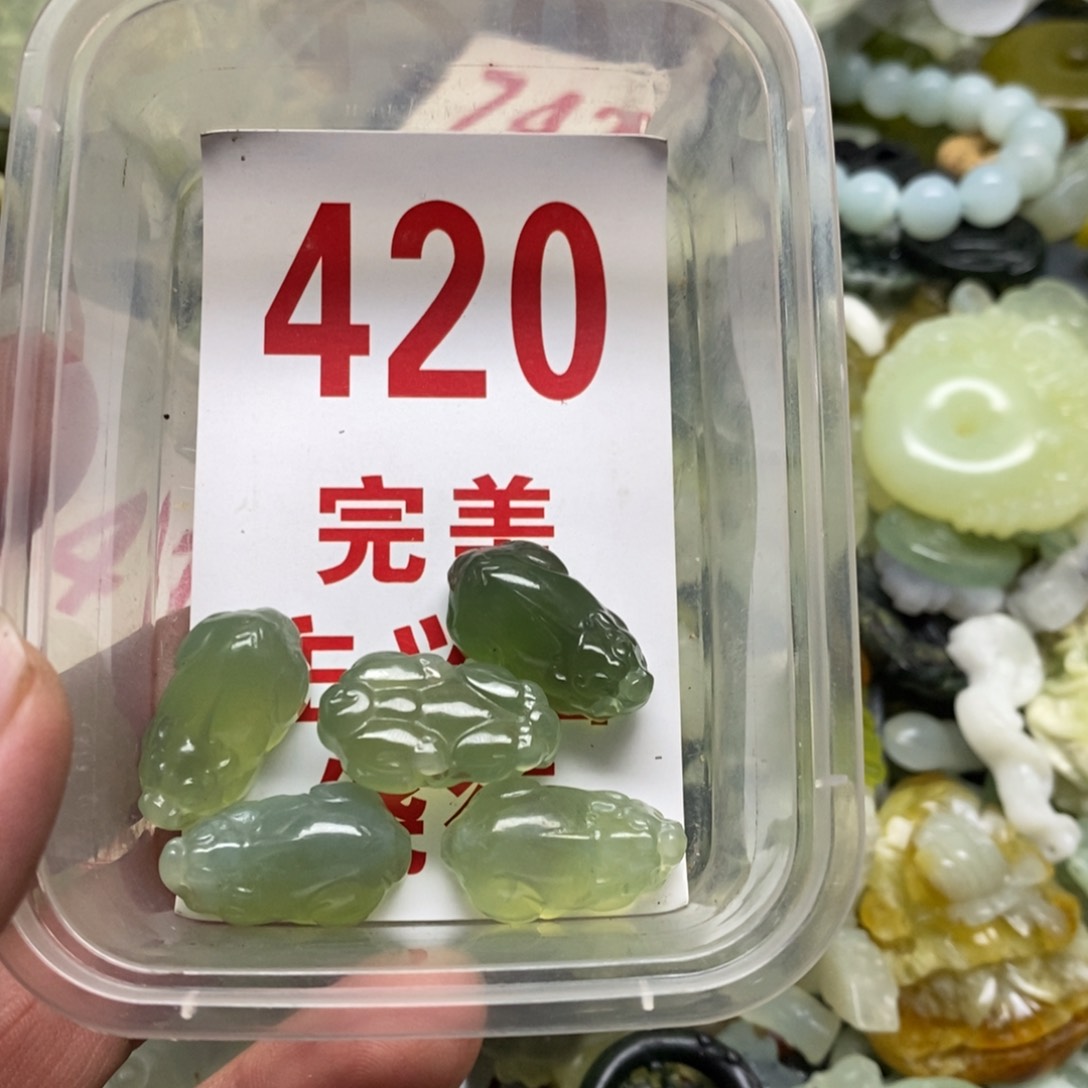 蛇纹石玉挂坠未镶嵌