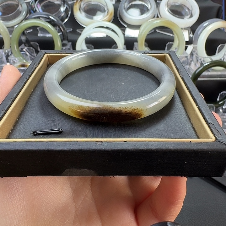 和田玉未镶嵌手镯