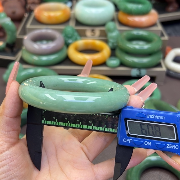 未镶嵌手镯石英岩玉