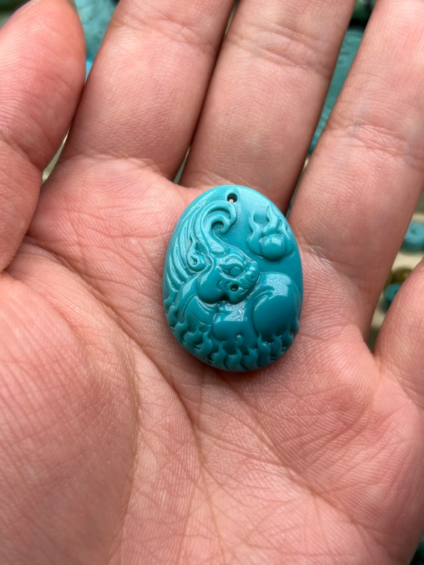 原矿高瓷蓝玉化绿松石兽牌。   尺寸21.2*8.6*28.2。 重6.75克