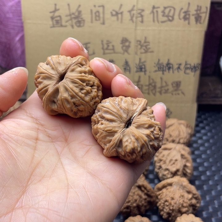 梁***汉文玩核桃吊坠元宝尖有黄不退不换