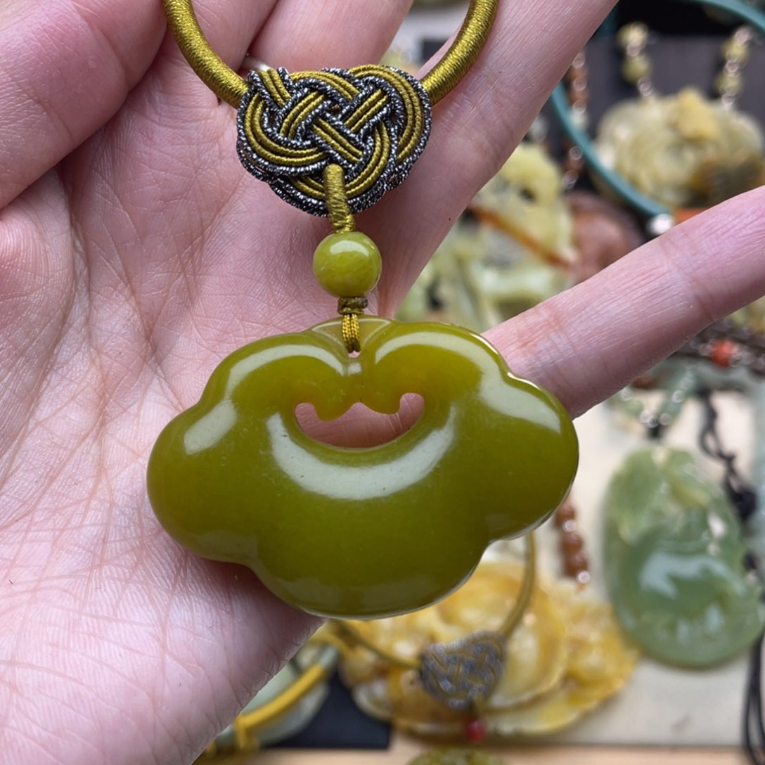 蛇纹石玉颈饰未镶嵌