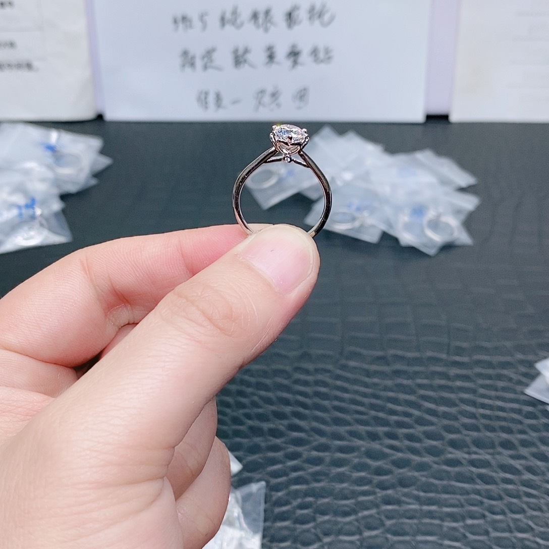 合成碳硅石925银爱心手捧花1克拉19码