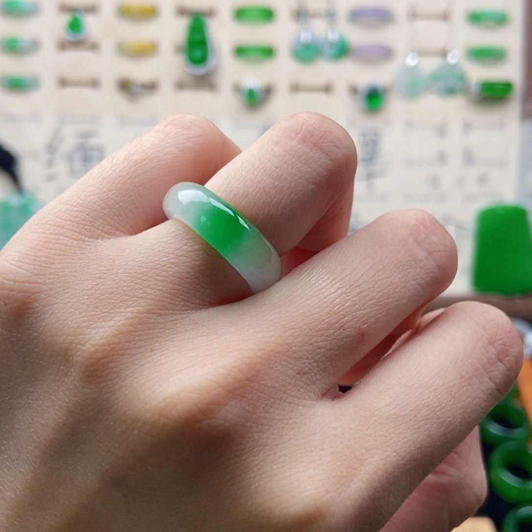 小****翡翠未镶嵌戒指9圈口