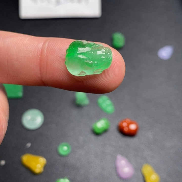 艾***仔翡翠未镶嵌颈饰挂件