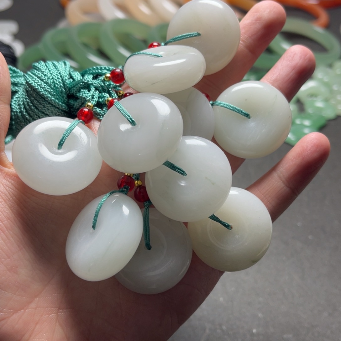 颈饰未镶嵌石英质玉流*