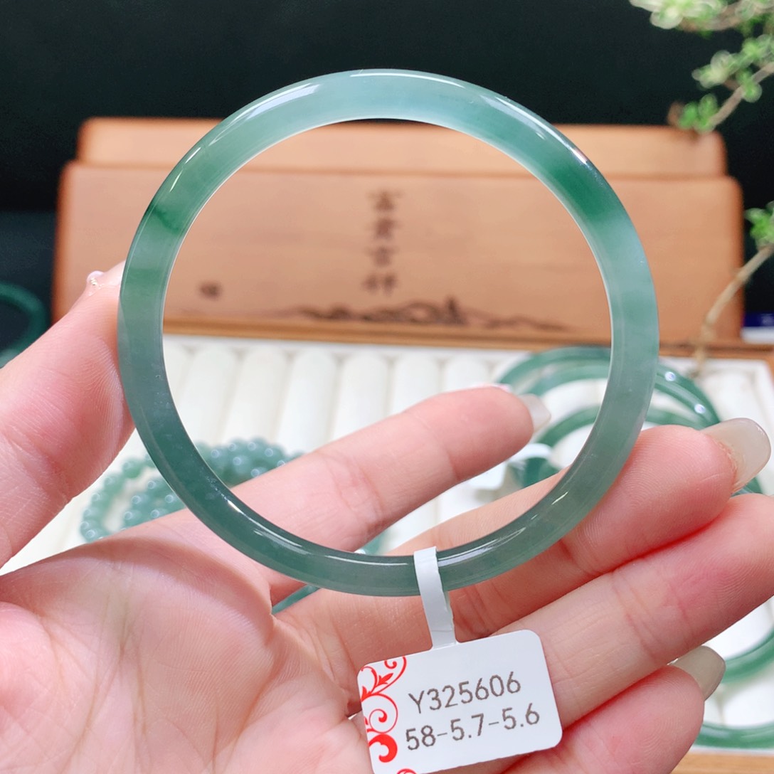 翡翠手镯未镶嵌天然