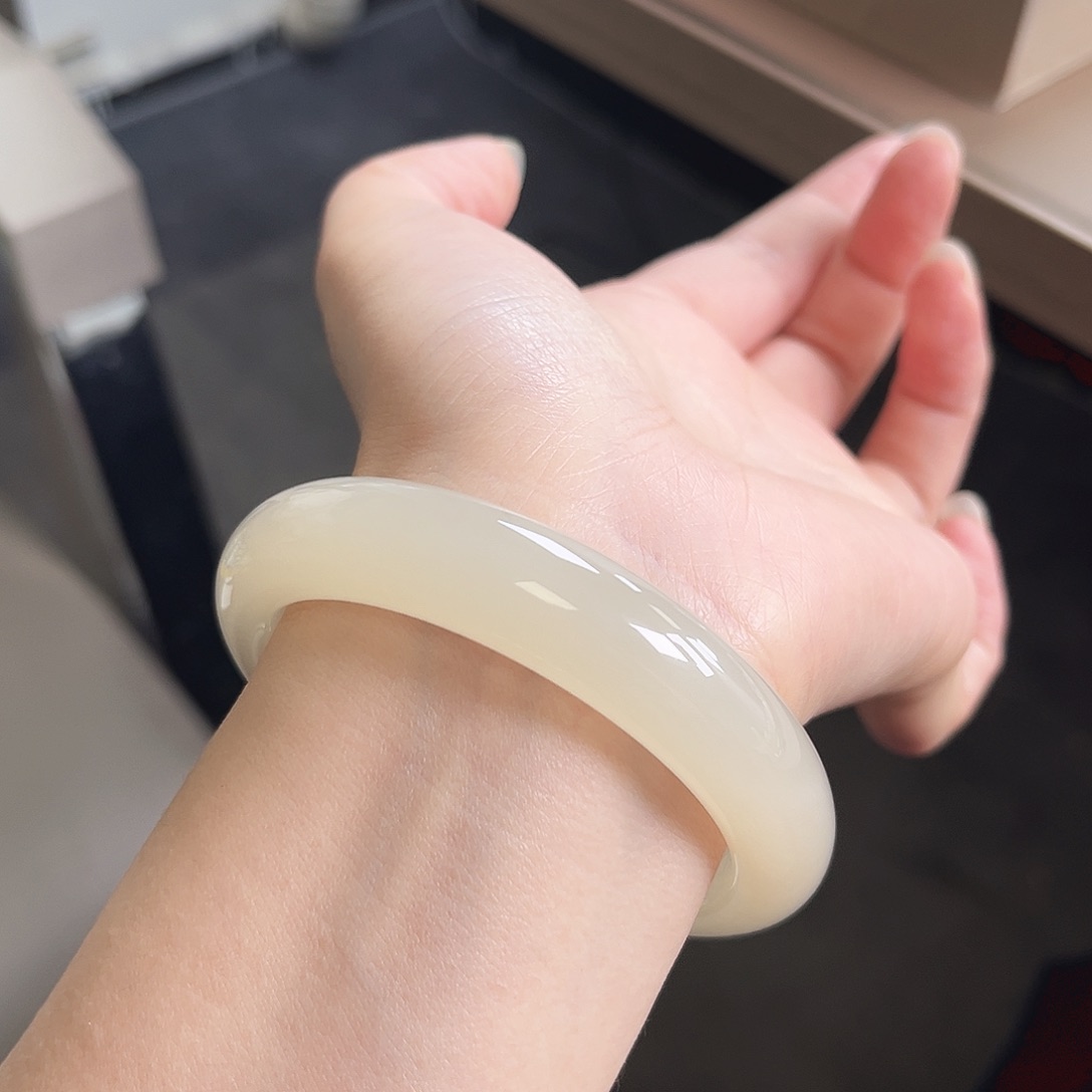 和田玉未镶嵌手镯冰粉 捡漏 