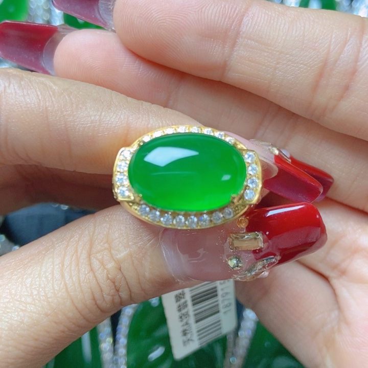 翡翠颈饰18K金镶嵌18。