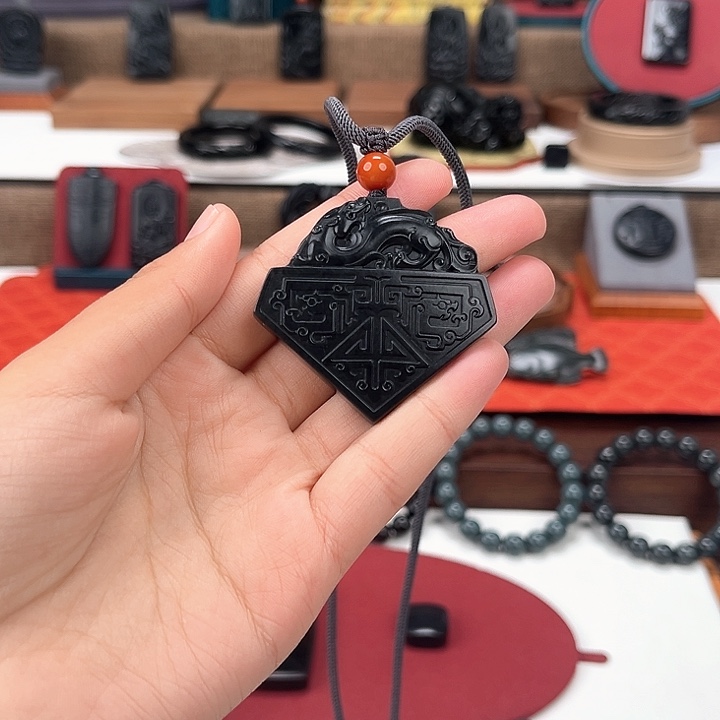 ～***和田玉未镶嵌颈饰34克左右龙牌