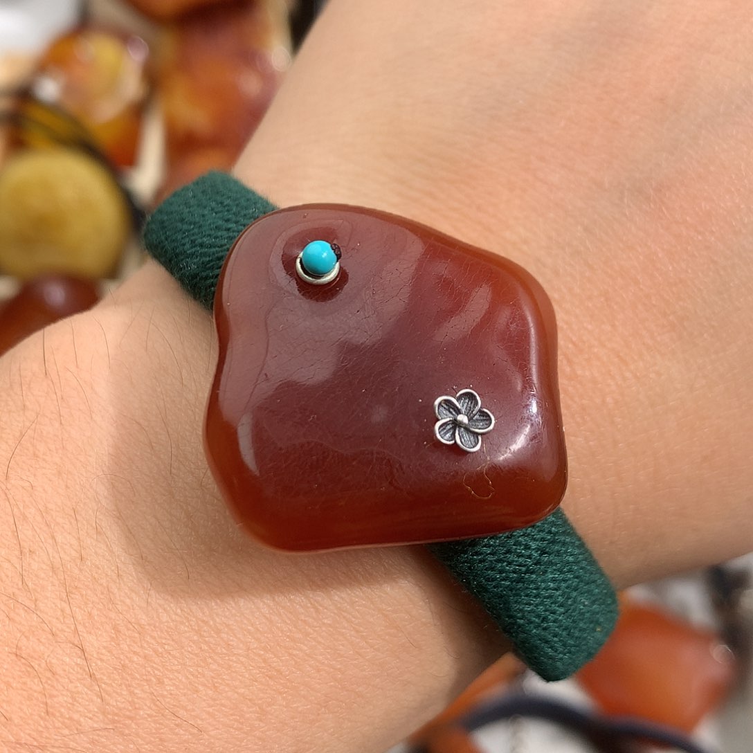 蜜蜡裸石未镶嵌在