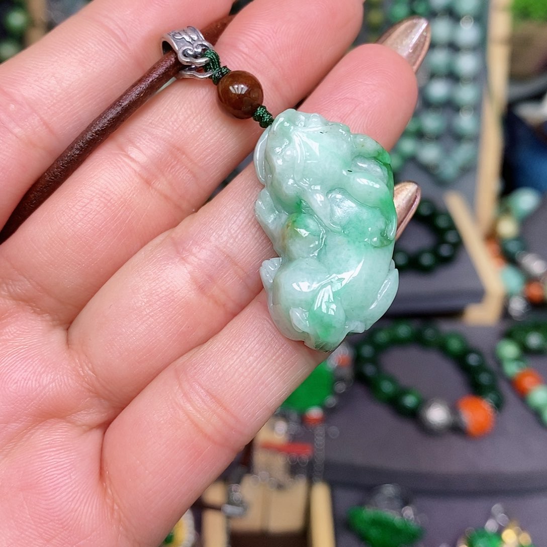 翡翠颈饰未镶嵌漂亮美眉