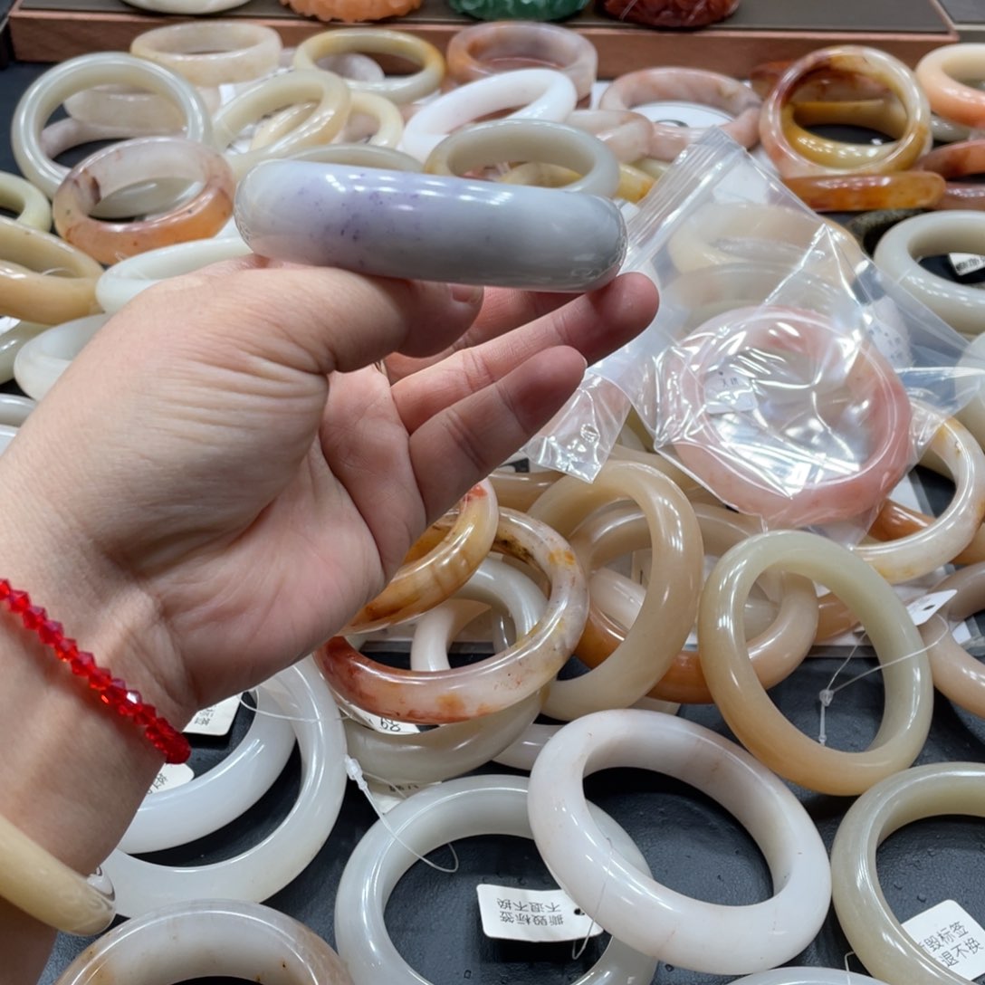 石英质玉未镶嵌手镯一**人