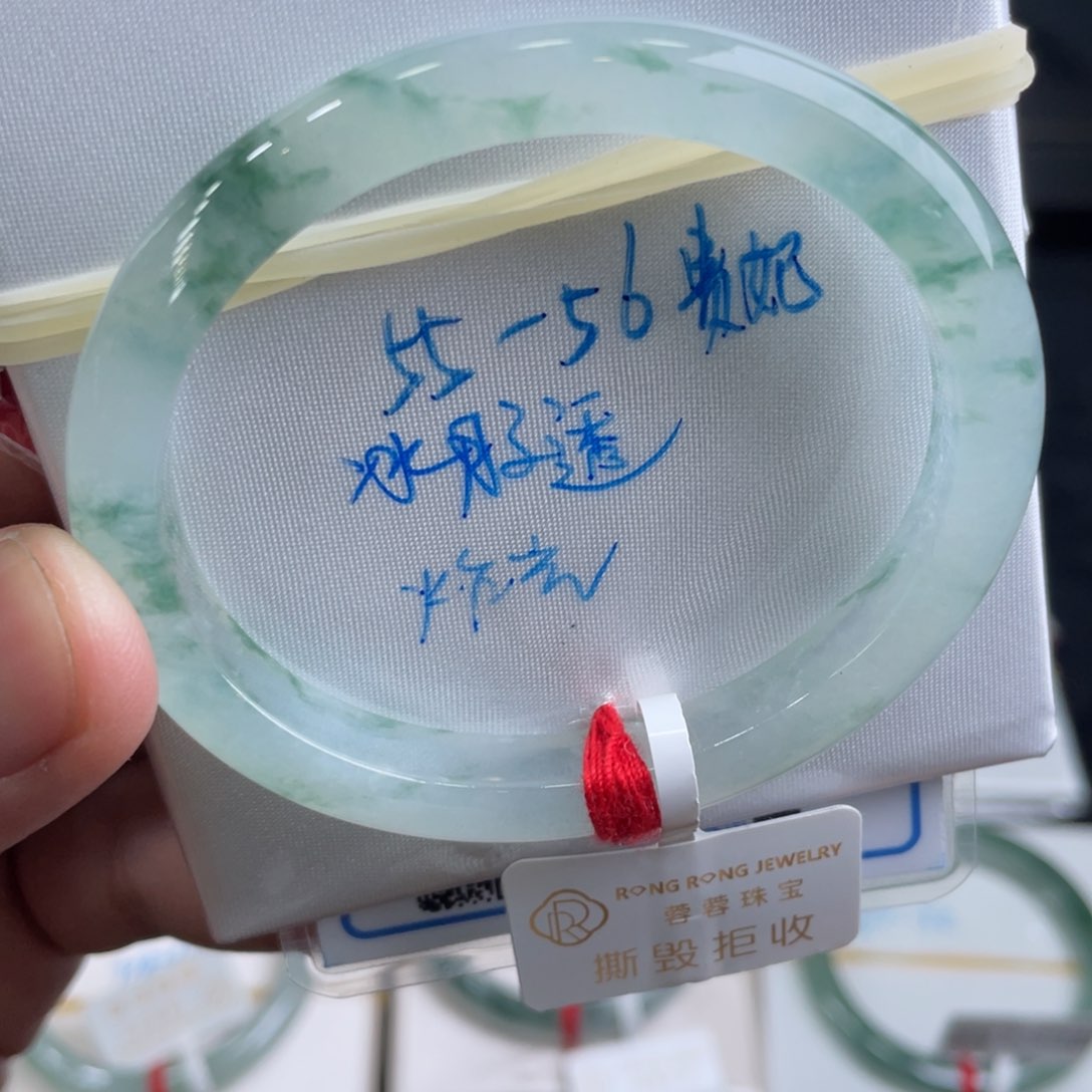 翡翠手镯未镶嵌翡翠手镯