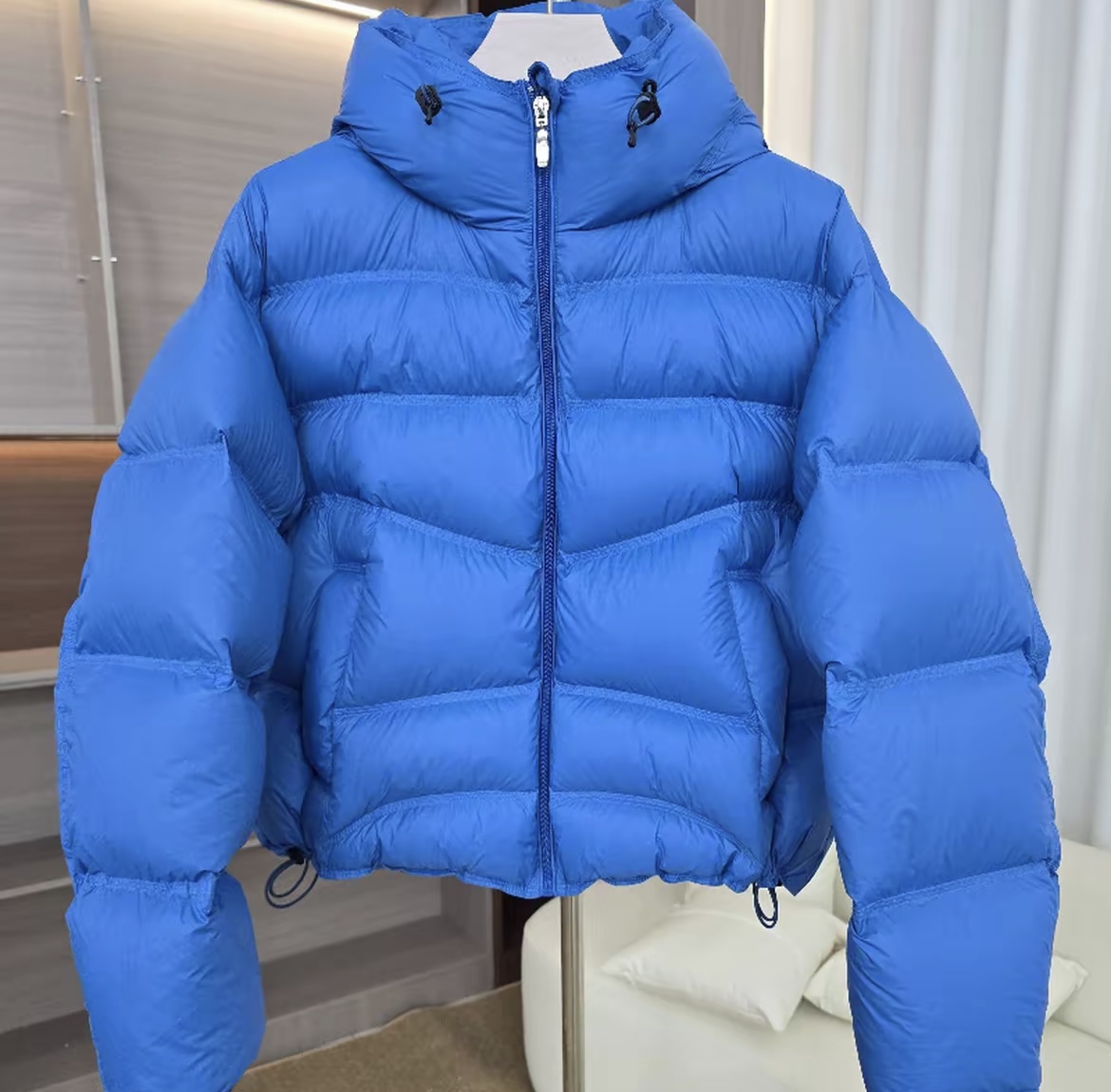 here's 825078韩系简约连帽羽绒服女短款冬小个子白鸭绒面包外套