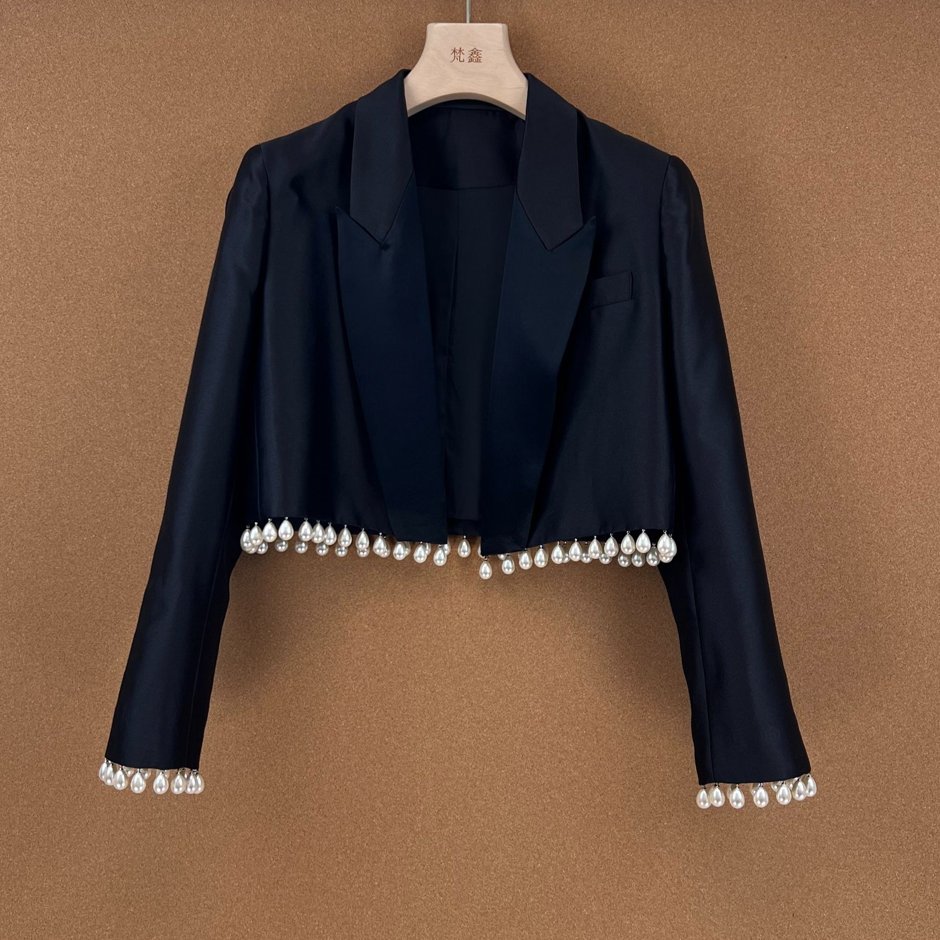 2026女装短款西装夹克新款时髦摩登珠坠饰短外套