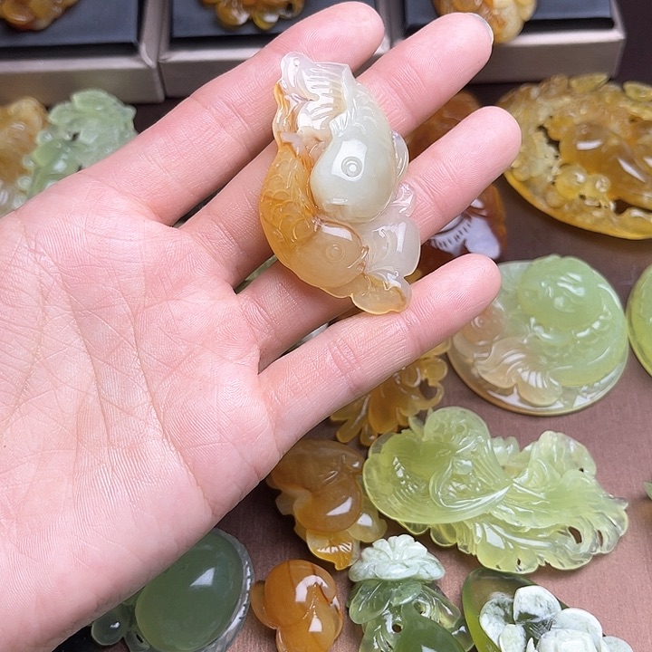 蛇纹石玉颈饰未镶嵌