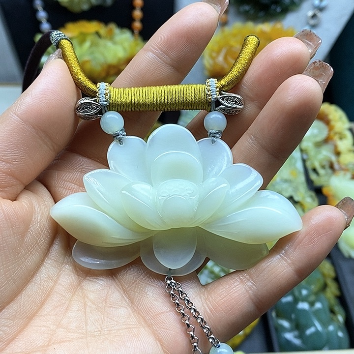 蛇纹石玉挂件未镶嵌