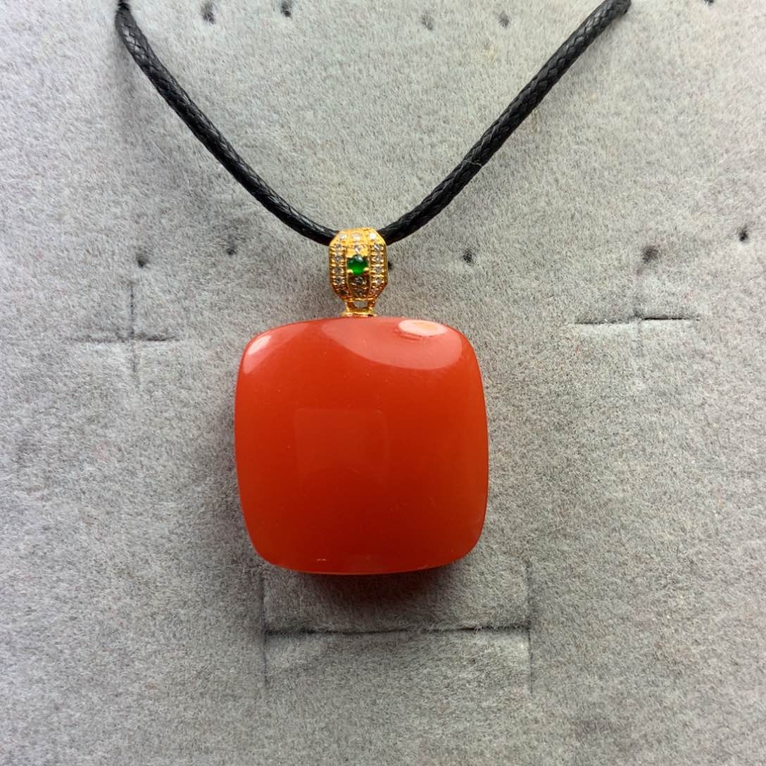 南红玛瑙吊坠18K金镶嵌