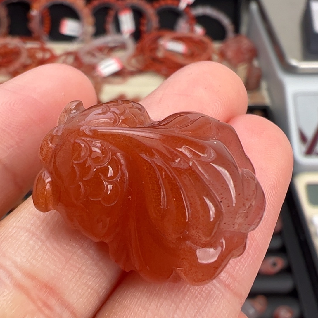 南红玛瑙未镶嵌颈饰金鱼