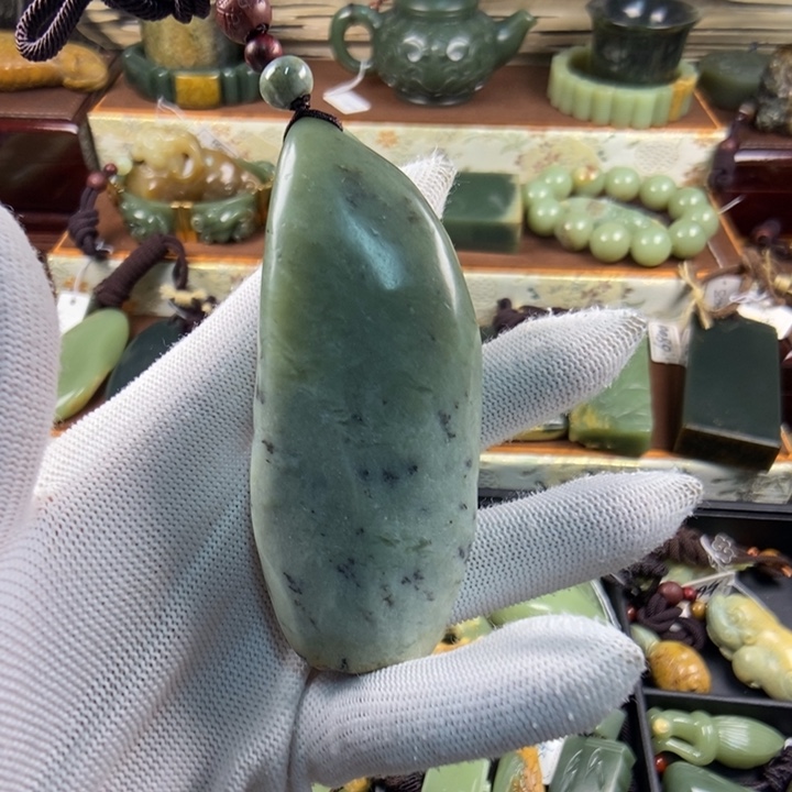 未镶嵌岫岩河磨玉（透闪石质玉）把件