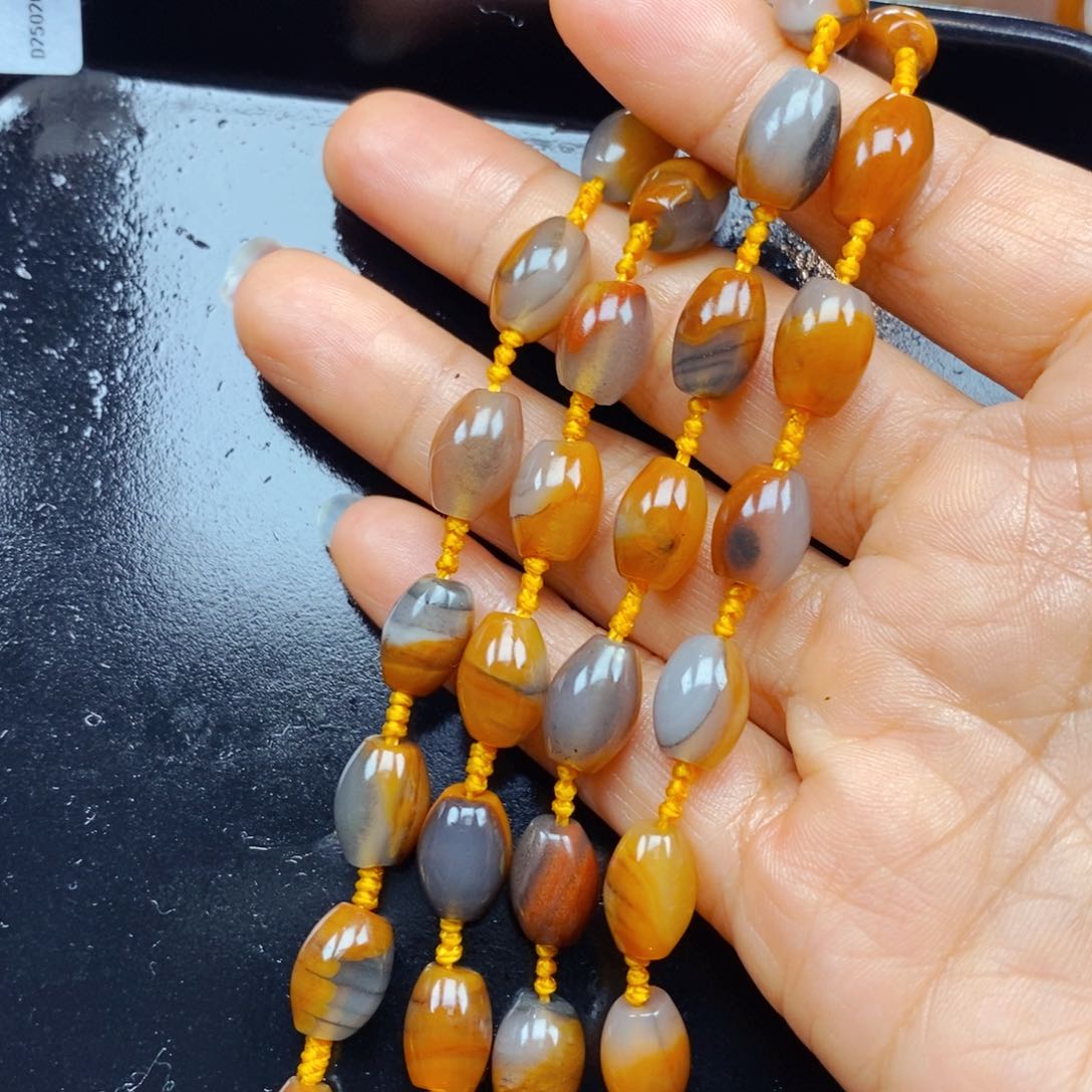 石英质玉（黄龙玉）未镶嵌颈饰