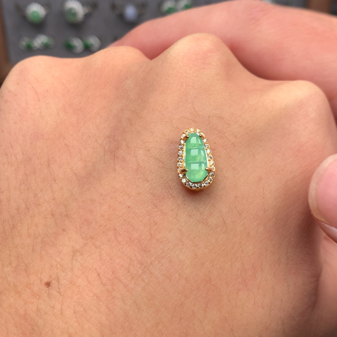 翡翠未镶嵌颈饰你是