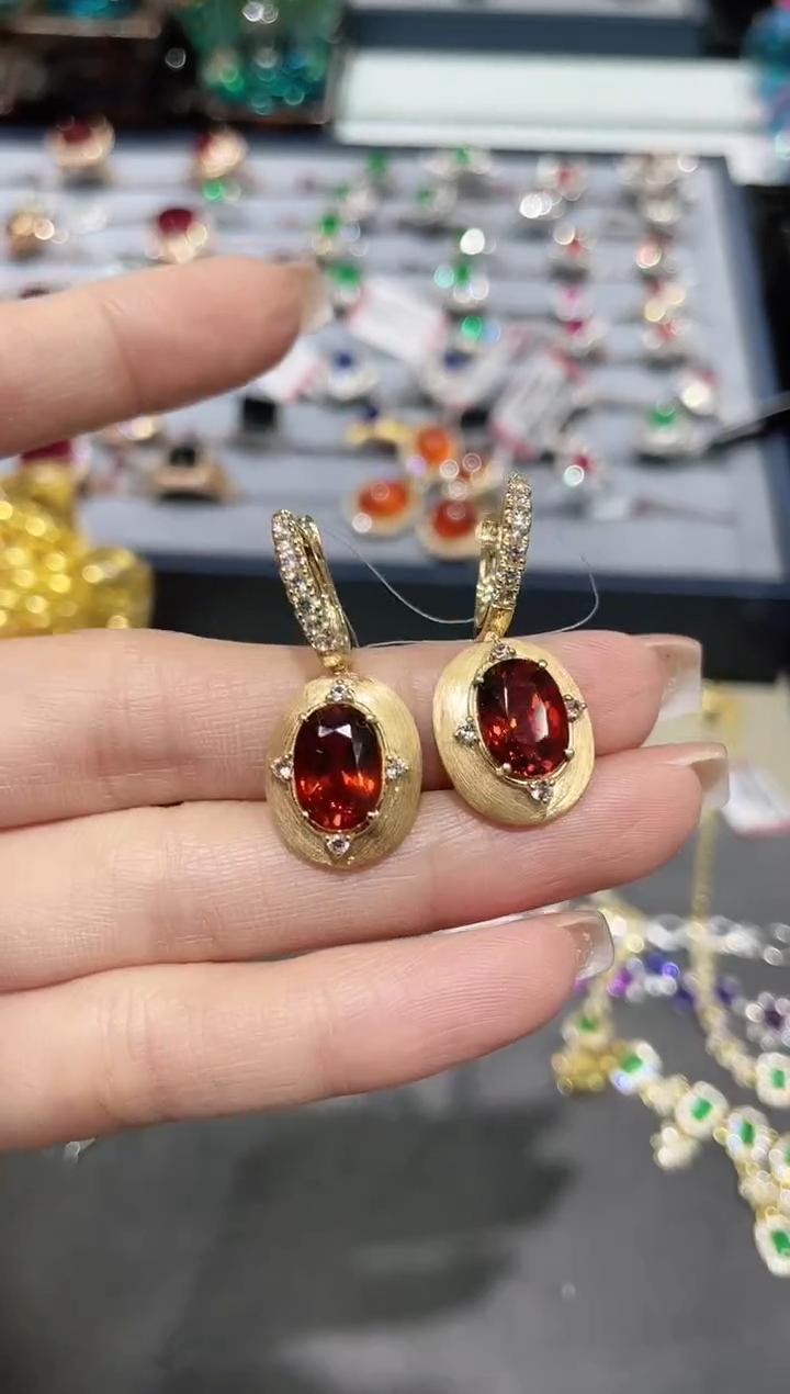 18K金镶嵌芬达石耳饰