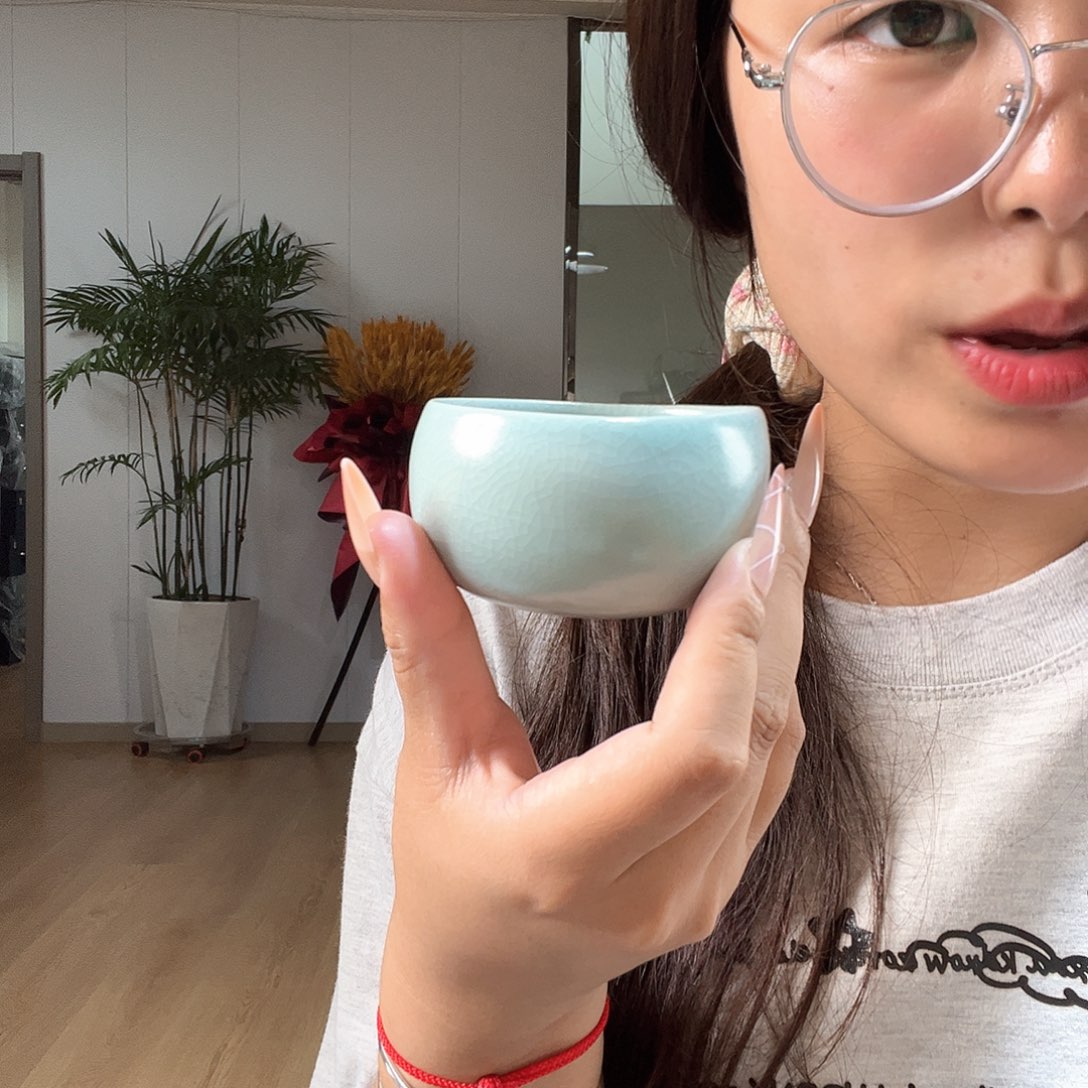 微瑕卵青支钉单杯。  