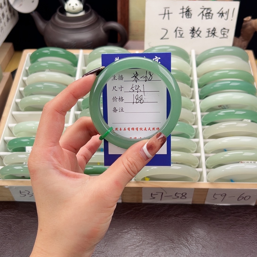 嘻***嘻石英质玉未镶嵌手镯