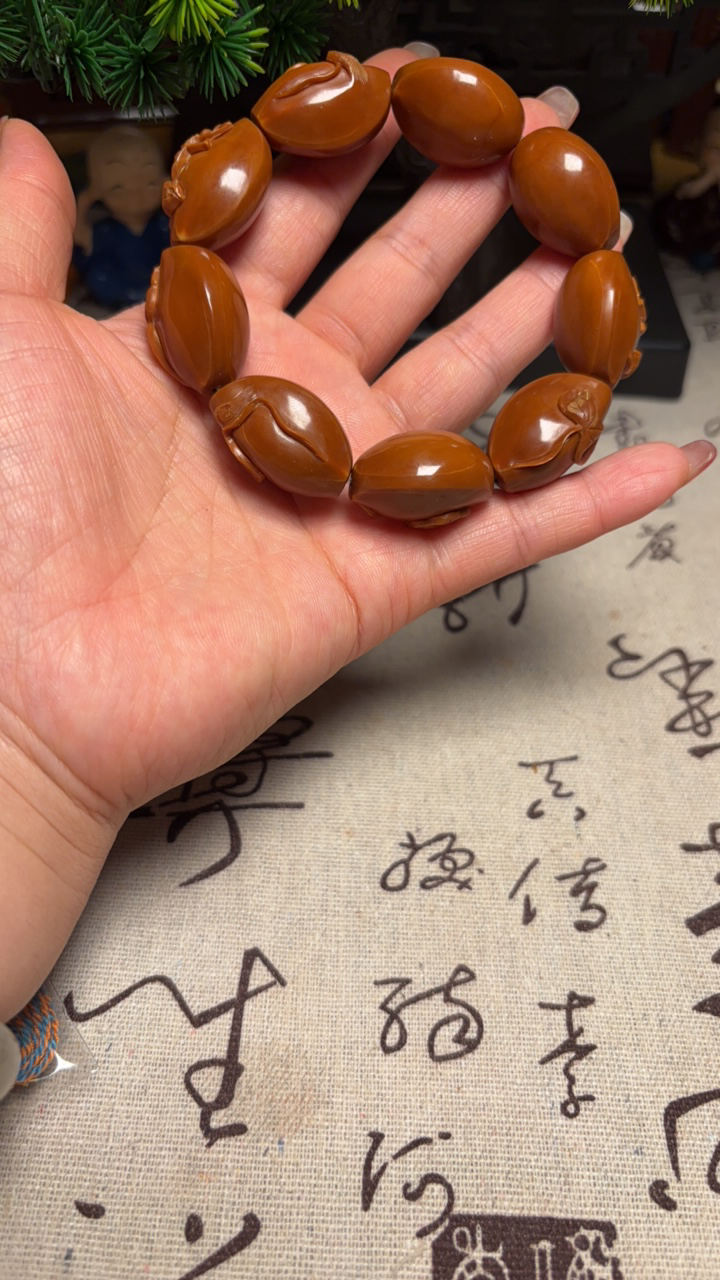 荷韵橄榄核浮雕鸡血红手串文玩手把件1.85✖️2.8
