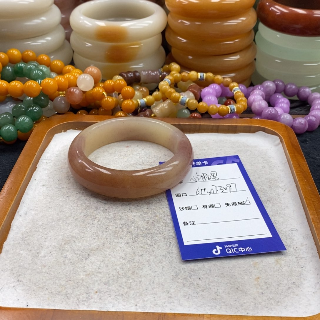 小***星石英质玉未镶嵌手镯