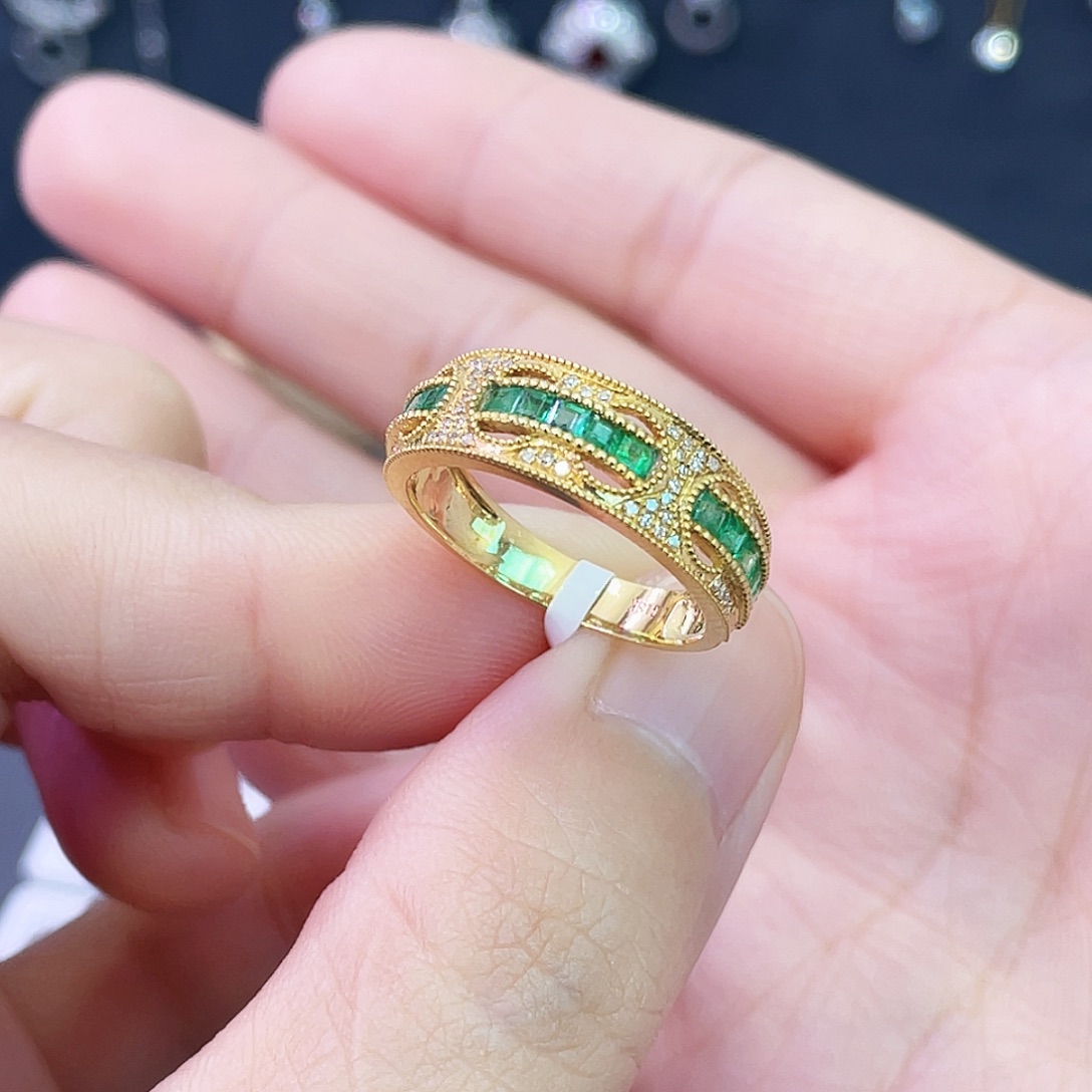 祖母绿戒指18K金镶嵌1克拉