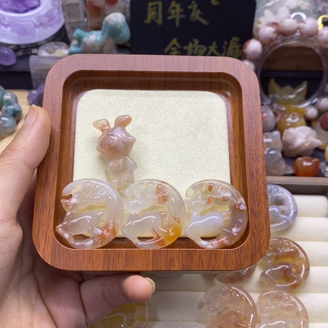 张***华玛瑙/玉髓未镶嵌颈饰