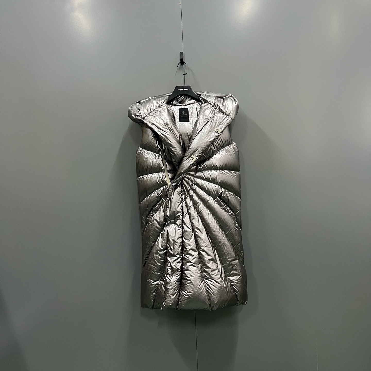 99新 MONCLER jp 蒙口 RO 两侧搭扣口袋无袖羽绒马甲 0码 019322