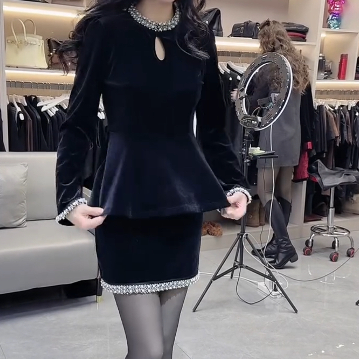 新款贵气感收腰遮肉钉珠上衣搭配丝绒短裙套装高级时尚两件套