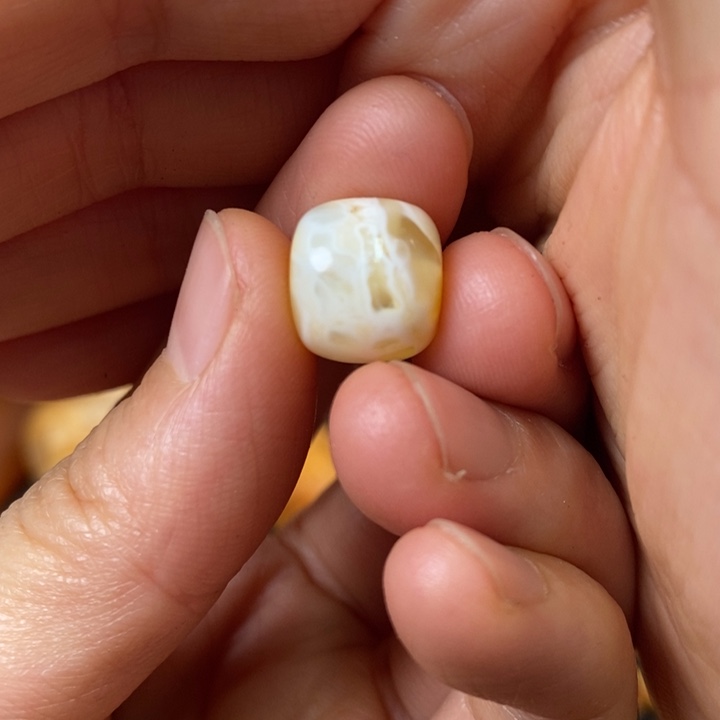 -***达琥珀未镶嵌颈饰天然原矿假一赔十