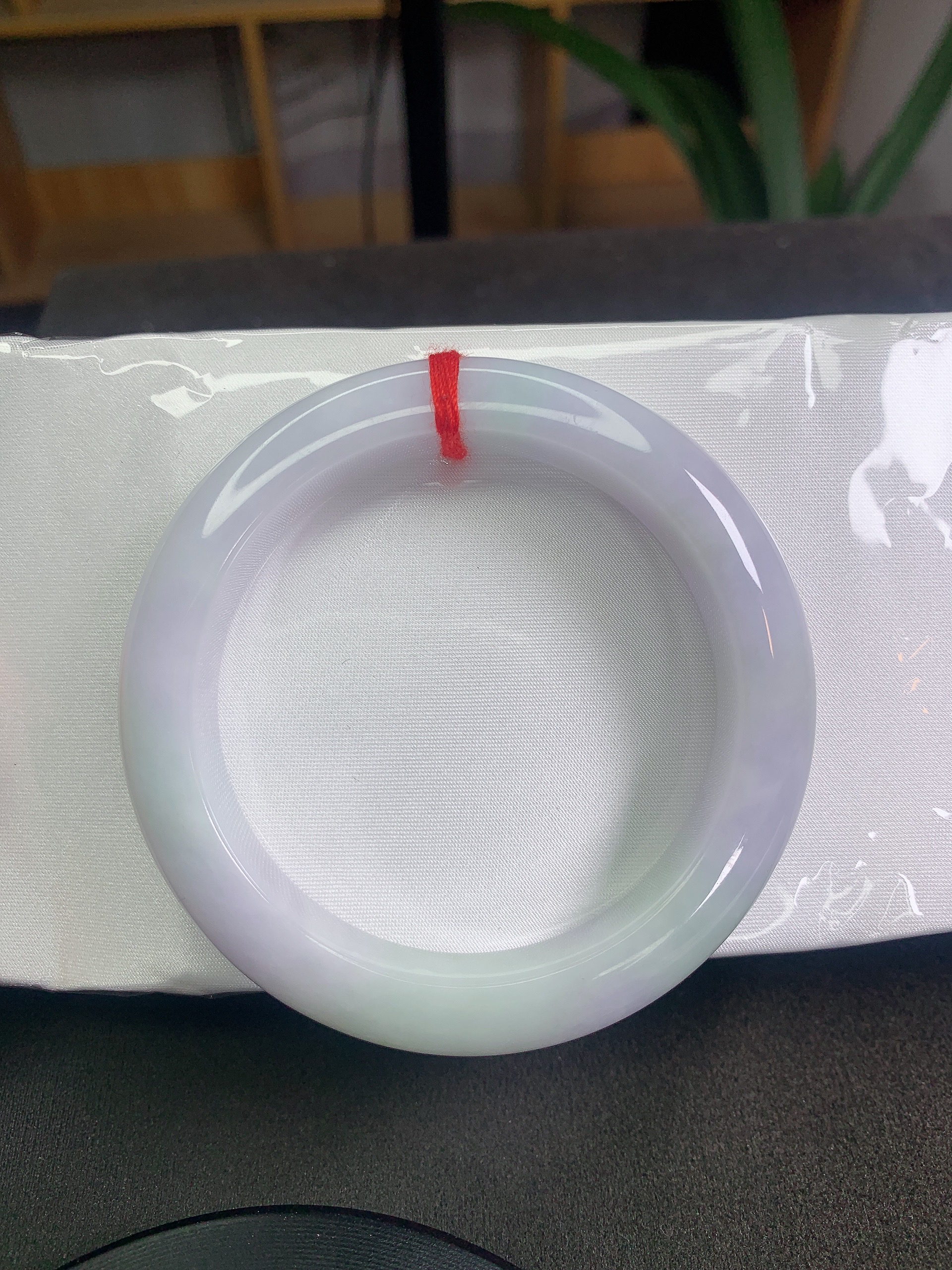 （137号）缅甸天然A货翡翠55-56圈口淡浅春彩正圈手镯、有纹裂