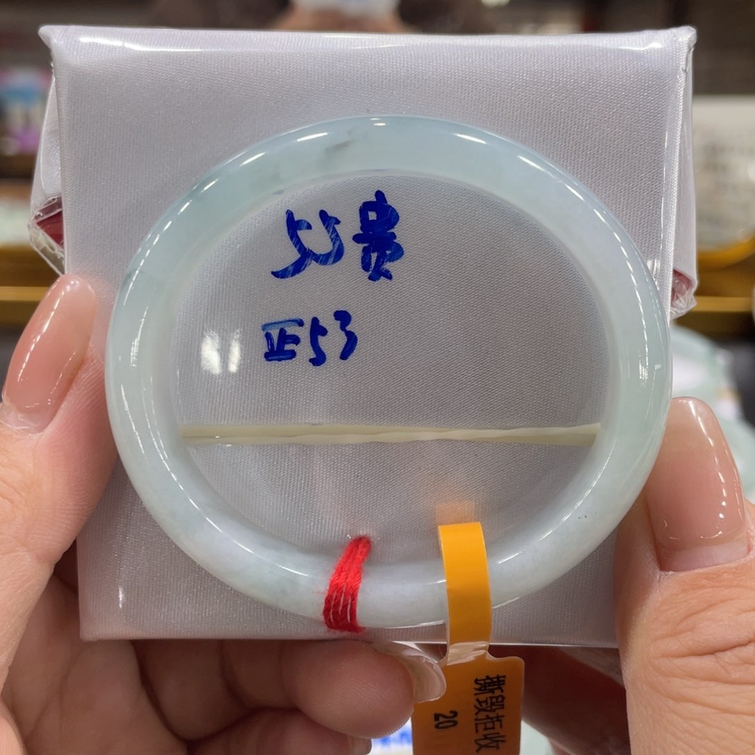翡翠手镯未镶嵌翡翠