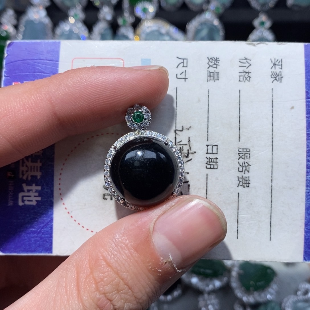 翡翠颈饰未镶嵌翡翠