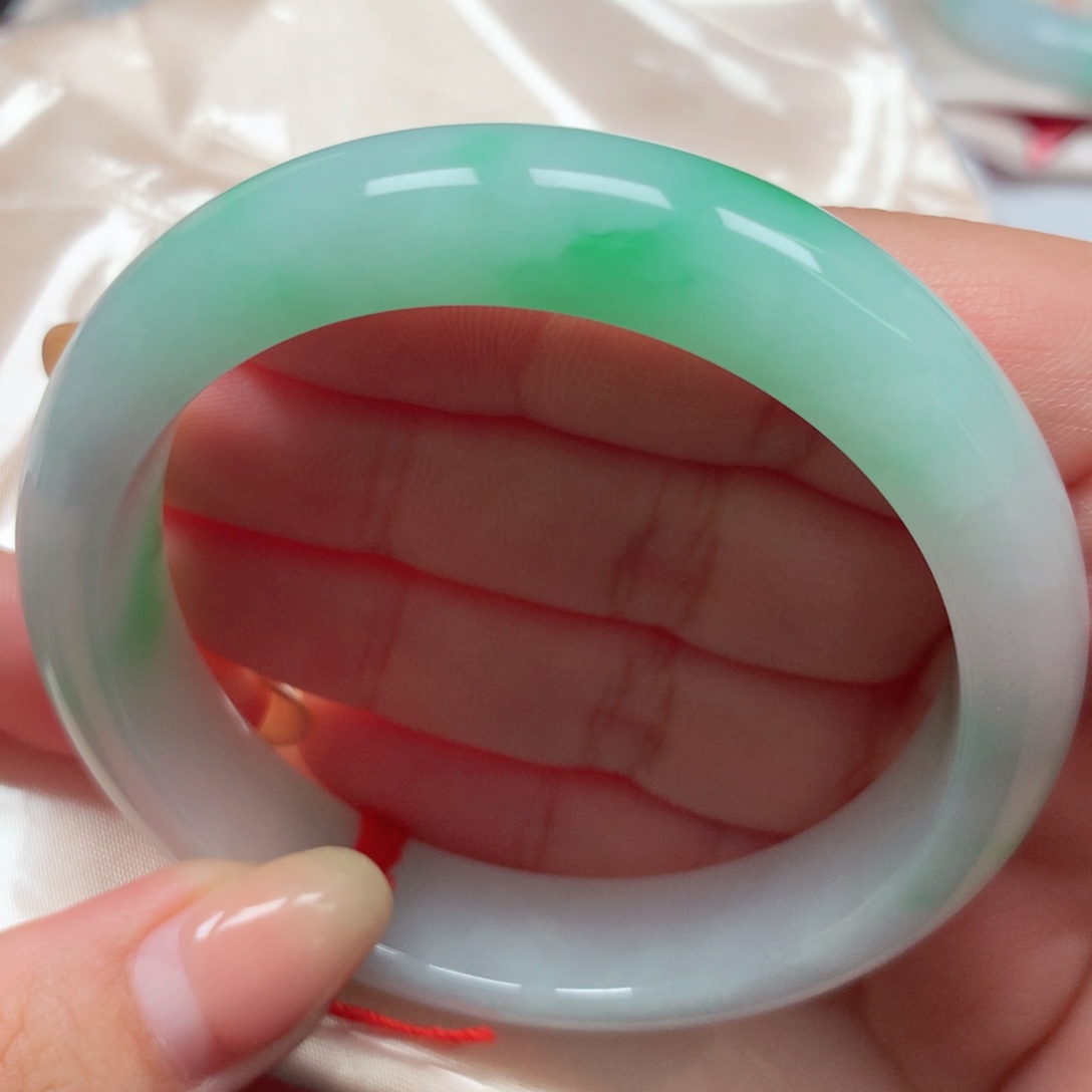 翡翠未镶嵌手镯39白底青小微瑕