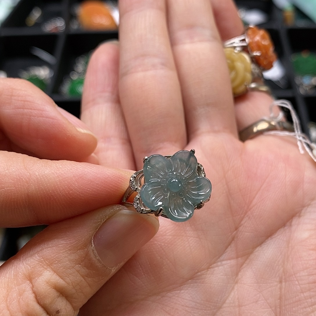 翡翠颈饰未镶嵌吃****铃翡翠