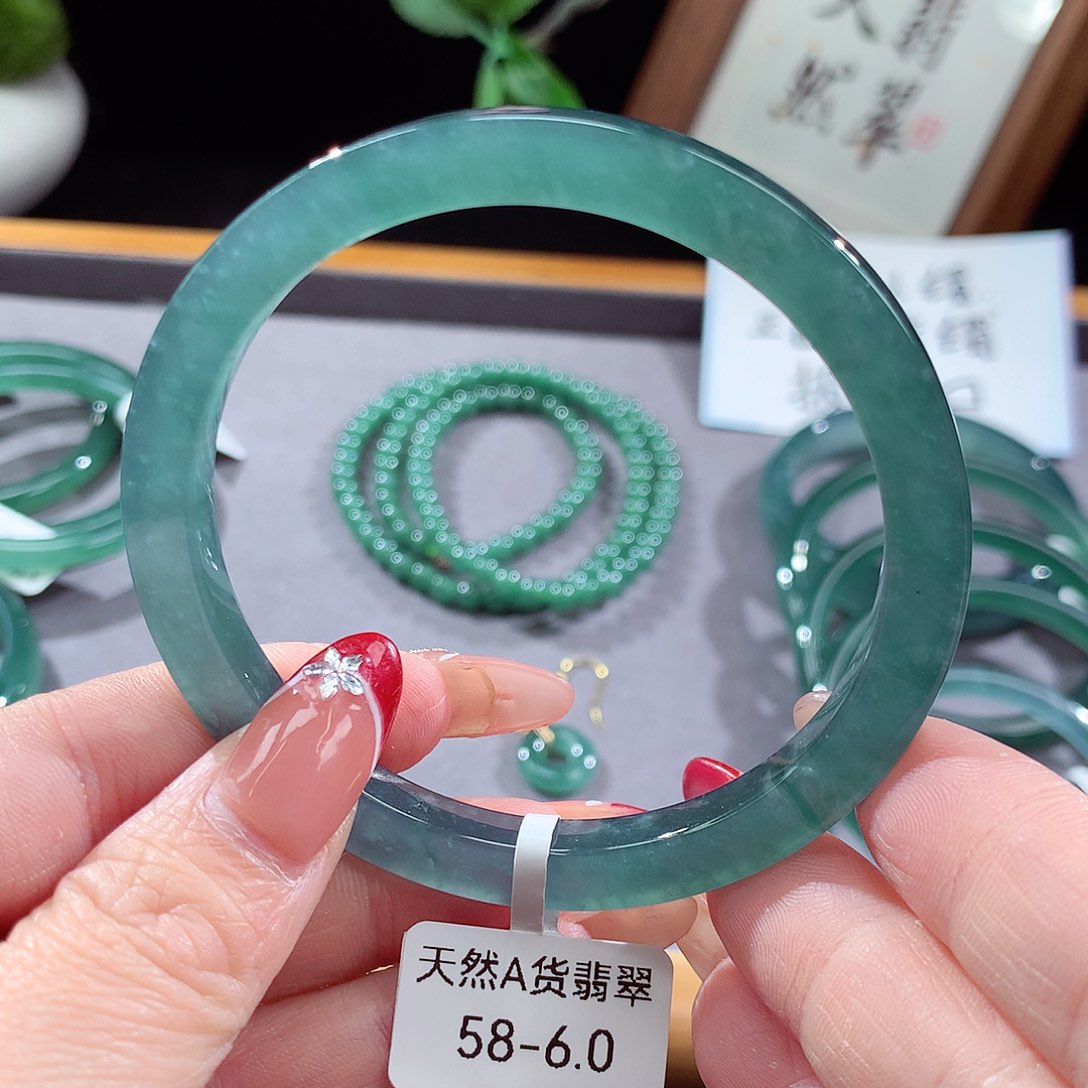 翡翠手镯（圆镯）未镶嵌